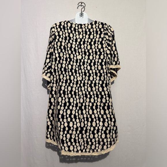 Umgee Black and White Tunic Dolman Sleeves - Picture 3 of 4